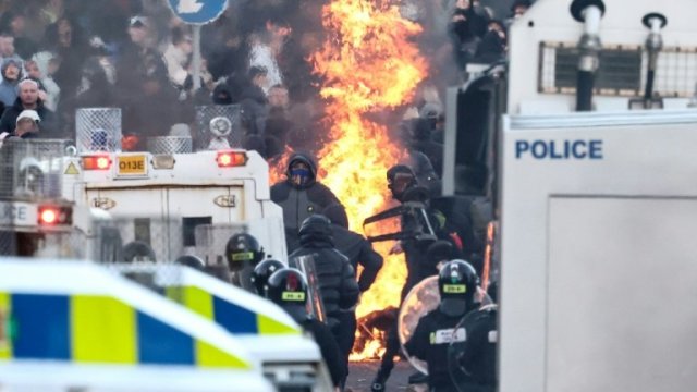 Po druhej noci nepokojov v Severnom Írsku po útoku nožom v Belfaste polícia zadržala 16 ľudí