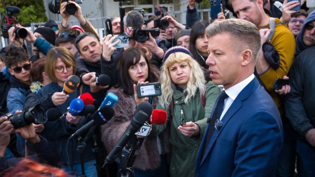 Líder maďarskej opozície Tisza Péter Magyar po odovzdaní hlasu v Budapešti verí vo víťazstvo nad Fideszom Viktora Orbána a vyzýva ľudí k účasti.