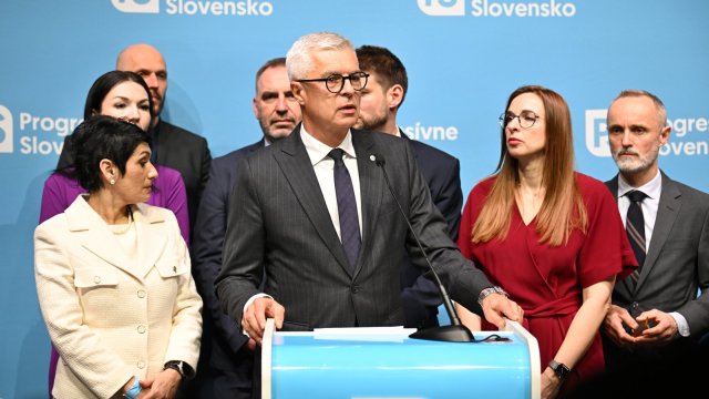 Progresívne Slovensko zvažuje ústavnú sťažnosť, ak parlament bude ďalej odkladať rokovania o odvolávaní ministrov.